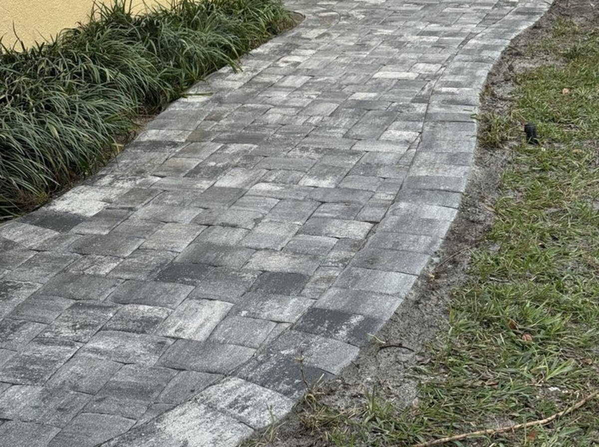 Curved brick walkway path, a Manny's Paver Creation project